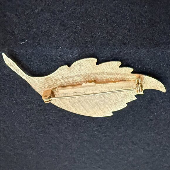 Gorgeous Winter White Enamel Brooch - Picture 5 of 6